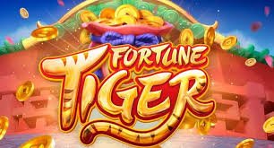 Dealer asli Live Casino lesti77 dengan meja dan kartu dalam siaran langsung
